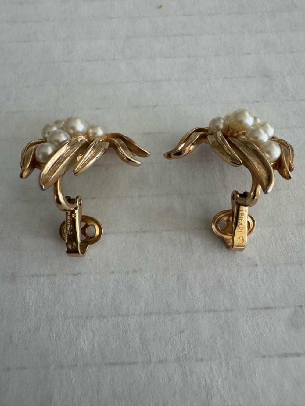 Vintage Crown‎ Trifari Cultured Faux Pearl Golden Leaf Clip Earrings - Picture 9 of 11